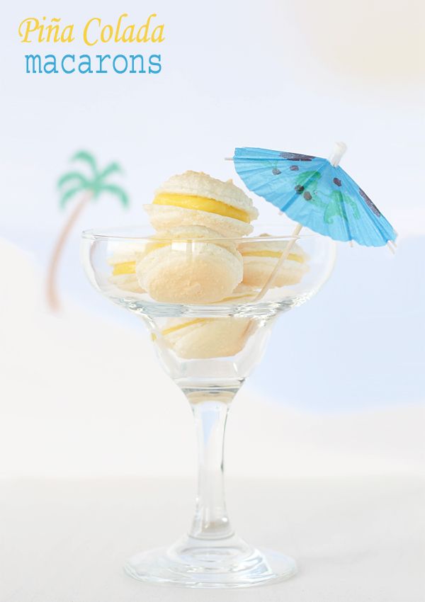 Piña colada macarons